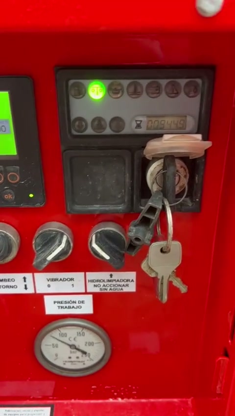 Cuadro de mandos de la bomba: mandos de bombeo y vibrador, contador de horas y la etiqueta de presión de trabajo sobre el manómetro.