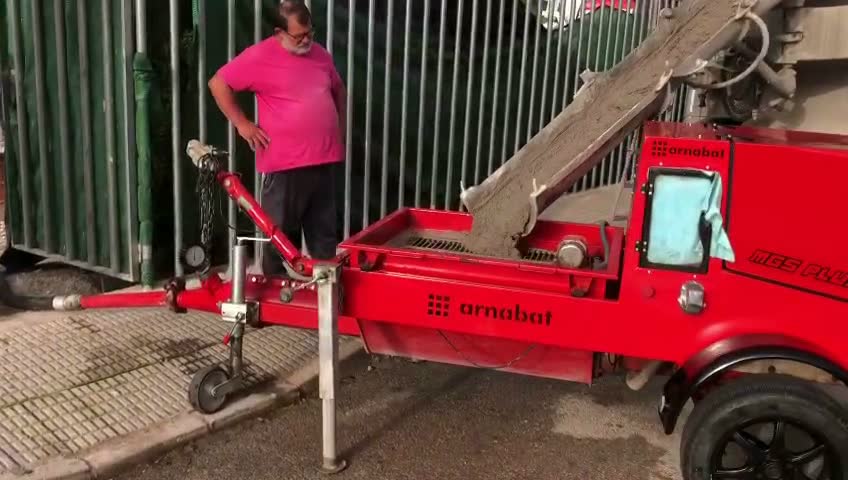 Bomba Arnabat MGS Compact GAS Stage V en obra, cargando hormigón directamente de la canaleta del camión hormigonera.