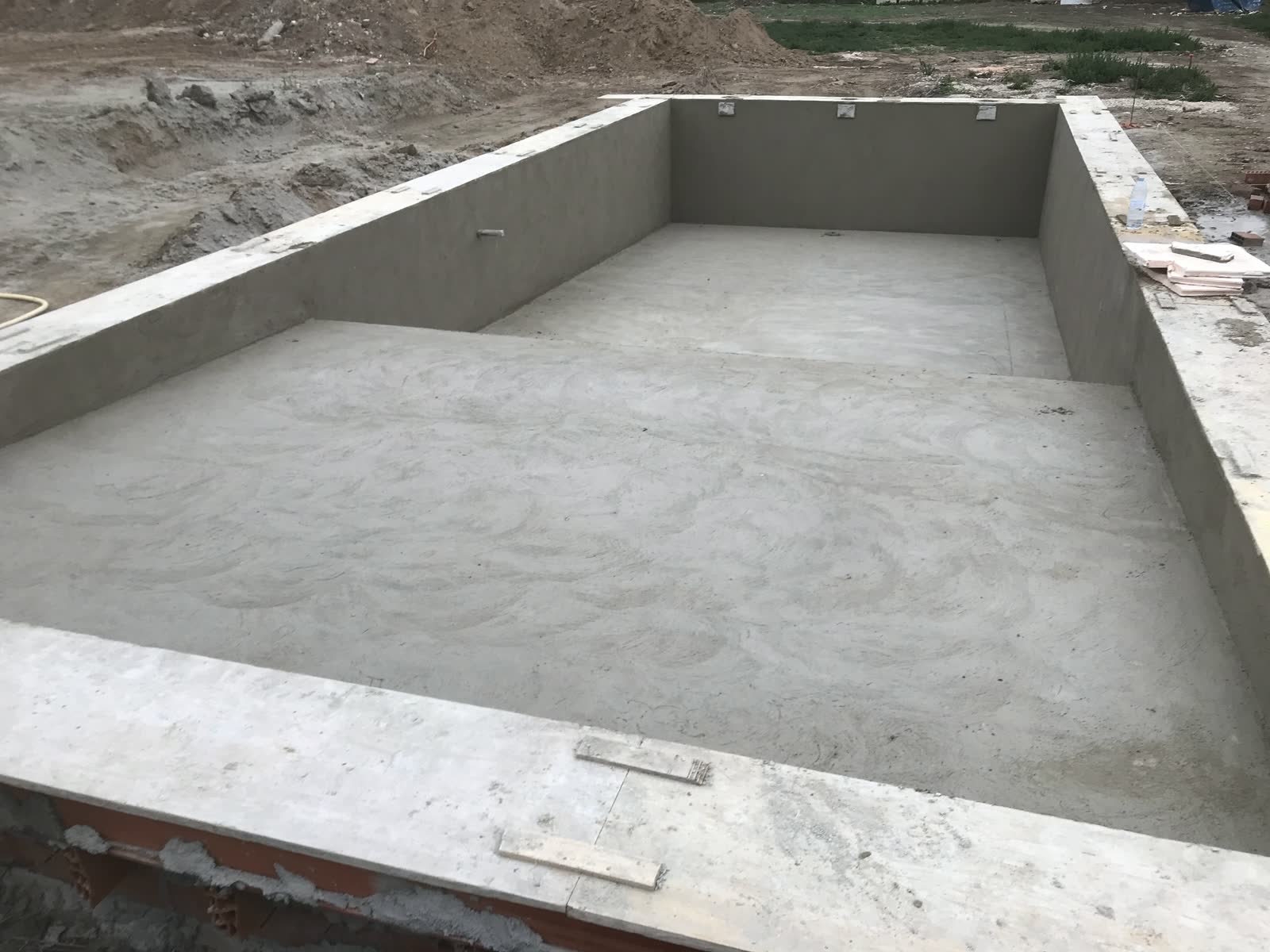 Vaso estanco terminado, con el hormigón fratasado liso y sin ninguna junta en toda la superficie.