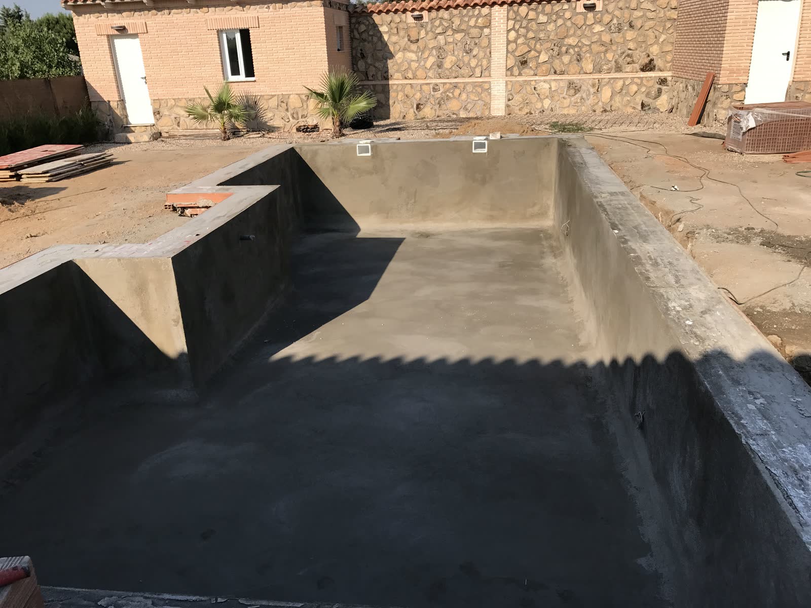 Vaso de piscina ya gunitado, con la escalera romana formada en el propio hormigón y sin una sola junta.