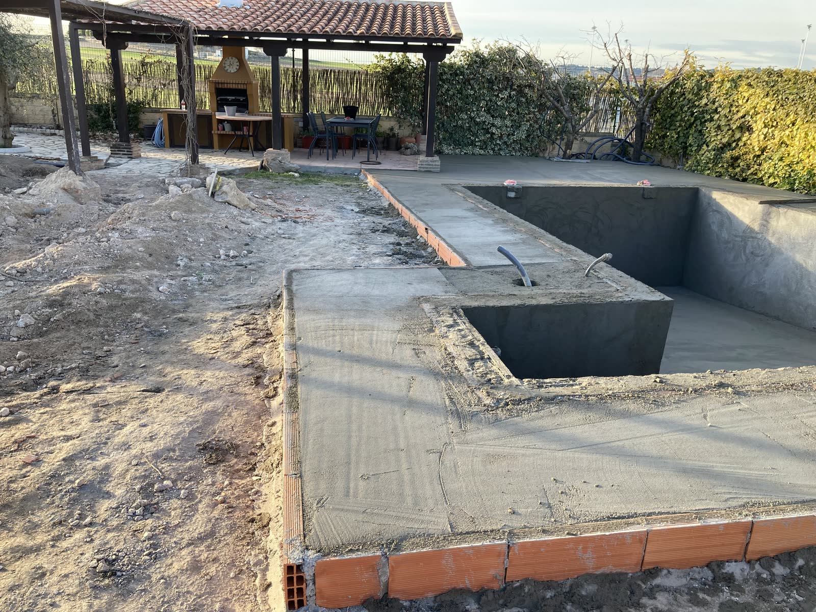 Recrecido de hormigón ejecutado contra una construcción que ya estaba, uniéndose a ella sin desmontarla.